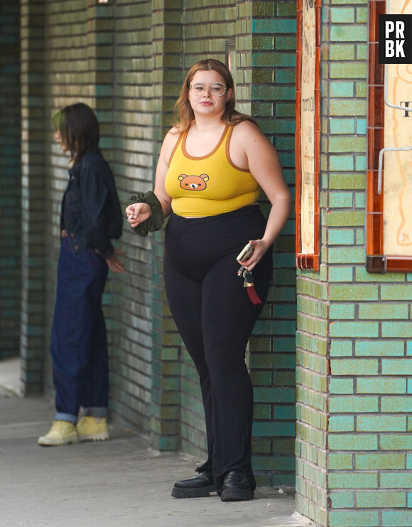 Exclusif - Barbie Ferreira aperçue dans les rues de New York, le 16 septembre 2022.  Exclusive - Barbie Ferreira is pictured stepping out in New York City. The 25 year old Euphoria star wore a yellow tank top, black trousers, and black loafers. September 16th, 2022. 