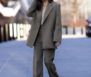 Exclusif - Eva Longoria aperçue en toute élégance dans les rues de New York, le 6 mars 2023.  Exclusive - Eva Longoria is spotted stepping out in New York City. The 47 year old actress looked stylish in a green blazer, matching wide leg trousers, and a pair of heels. March 6th, 2023. 