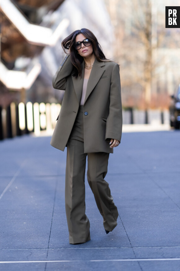 Exclusif - Eva Longoria aperçue en toute élégance dans les rues de New York, le 6 mars 2023.  Exclusive - Eva Longoria is spotted stepping out in New York City. The 47 year old actress looked stylish in a green blazer, matching wide leg trousers, and a pair of heels. March 6th, 2023. 
