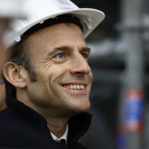 Le président Emmanuel Macron visite le chantier de la cathédrale Notre-Dame de Paris la veille du quatrième anniversaire de l'incendie le 14 avril 2023 en présence de la première dame, Brigitte Macron et de Rima Abdul Malak, ministre de la Culture. © Sarah Meyssonnier / Pool / Bestimage  President Emmanuel Macron visits the construction site of Notre-Dame Cathedral in Paris on the eve of the fourth anniversary of the fire on April 14th, 2023. 