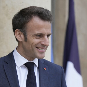 Le président de la République à la sortie d'une réunion sur le sujet des tirailleurs sénégalais au palais de l'Elysée à Paris le 14 avril 2023. © Lewis Joly / Pool / Bestimage  French President Emmanuel Macron smiles after his talks with Senegalese war veterans Friday, April 14, 2023 at the Elysee Palace in Paris. Some of the last survivors in France from a colonial-era infantry corps that recruited tens of thousands of African soldiers to fight in French wars around the world will be able to live out their final days with family members back in Africa after a French government U-turn earlier this year on their pension rights. 