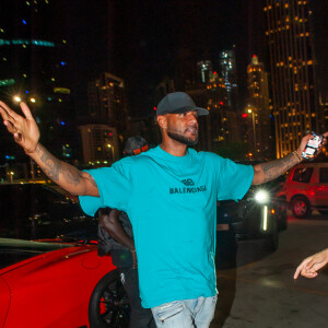 Exclusif - Booba arrive a la soirée « Come Chill with Booba » au bar Le Tube à Dubaï le 21 octobre 2021. © Nicolas Briquet / Bestimage  Exclusive - No web en Suisse / Belgique Celebs at the "Come chill with Booba" party at Le Tube bar in Dubai 