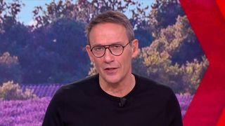 "Je le raconte avec honte" : Julien Courbet balance sur ce jour où son chroniqueur a embrassé une mariée... devant son mari