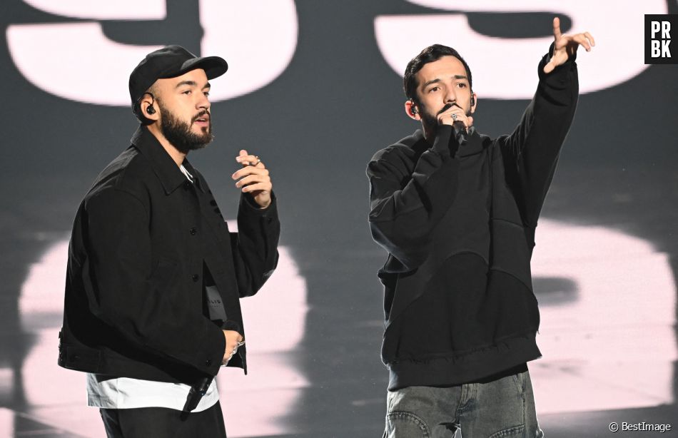 "Après, c'est un autre délire, un peuple décomplexé. Ils sont dans une mentalité plus légère, bon enfant, ce que les gens n'ont pas saisi" relativise le chanteur.
Bigflo et Oli lors de la 38ème cérémonie des Victoires de la musique à la Seine musicale de Boulogne-Billancourt, France, le 10 février 2023. © Coadic Guirec/Bestimage