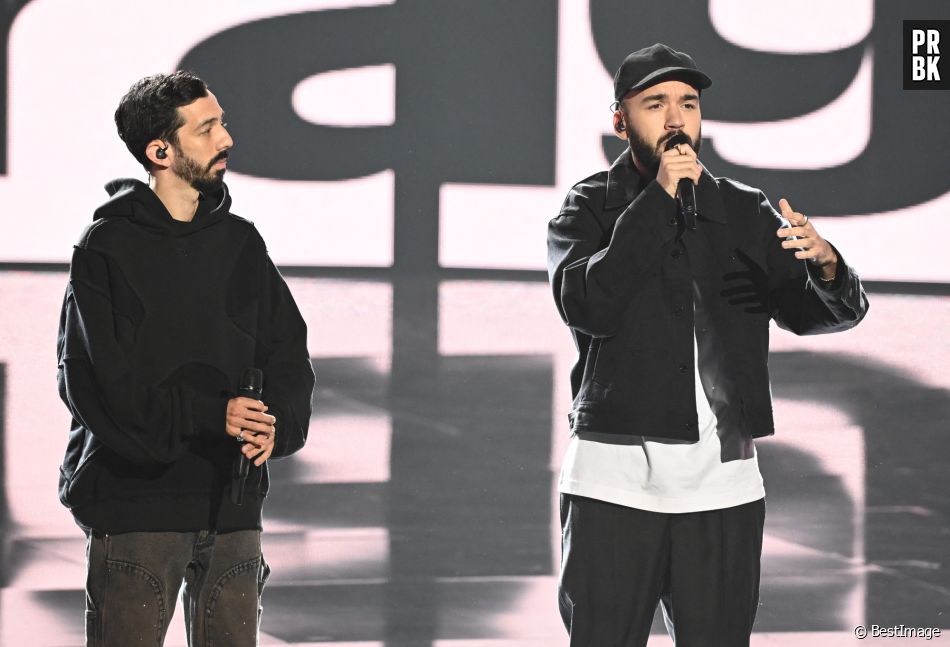 Il ne reste plus qu'à espérer pour les deux frères que le temps aidant, cette rancoeur finira par disparaître.
Bigflo et Oli lors de la 38ème cérémonie des Victoires de la musique à la Seine musicale de Boulogne-Billancourt, France, le 10 février 2023. © Coadic Guirec/Bestimage