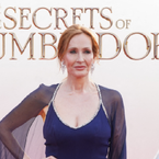 "J'ai fait une grosse réserve de champagne" : J.K. Rowling se moque des fans de Harry Potter qui veulent boycotter la future série