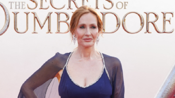 "J'ai fait une grosse réserve de champagne" : J.K. Rowling se moque des fans de Harry Potter qui veulent boycotter la future série