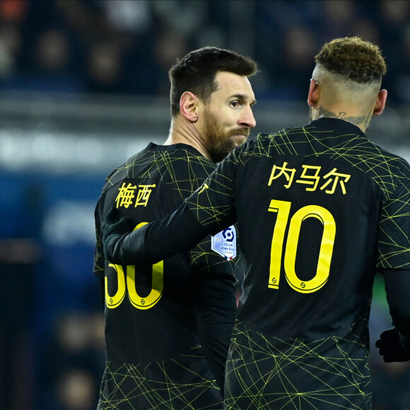 Neymar Jr ( 10 - PSG ) célèbre son but avec Lionel Leo Messi ( 30 - PSG ) - Match de Ligue 1 Uber Eats "PSG - Reims (1-1)" au Parc des Princes, le 29 janvier 2023. A l'occasion du Nouvel An chinois, les joueurs portent un maillot avec leurs noms floqués en mandarin.