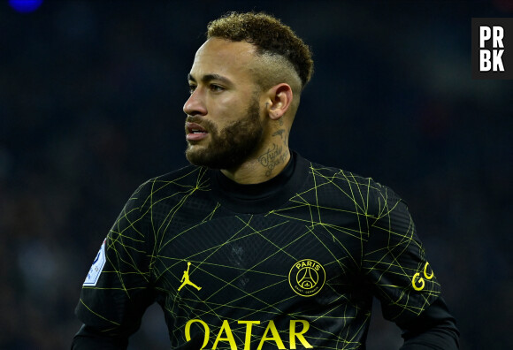 Attitude de Neymar Jr ( 10 - PSG ) - Match de Ligue 1 Uber Eats "PSG - Reims (1-1)" au Parc des Princes, le 29 janvier 2023. A l'occasion du Nouvel An chinois, les joueurs portent un maillot avec leurs noms floqués en mandarin.