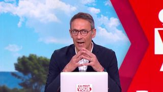"Vous nous mettez dans une merde noire" : Julien Courbet débute son émission en retard à cause d'Yves Calvi, il balance sur "une réunion de crise" chez M6 et RTL