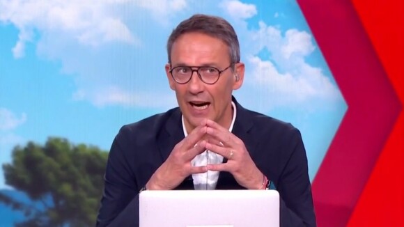 "Vous nous mettez dans une merde noire" : Julien Courbet débute son émission en retard à cause d'Yves Calvi, il balance sur "une réunion de crise" chez M6 et RTL