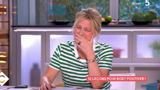 "Une pocharde" : Anne-Elisabeth avoue "aimer l'alcool" face à Michel Cymes, fou rire dans C à vous