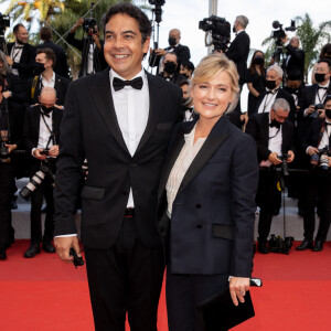 Patrick Cohen et Anne-Elisabeth Lemoine lors de la montée des marches du film « Annette » pendant de la cérémonie d'ouverture du 74ème Festival International du Film de Cannes. Le 6 juillet 2021 © Borde-Jacovides-Moreau / Bestimage