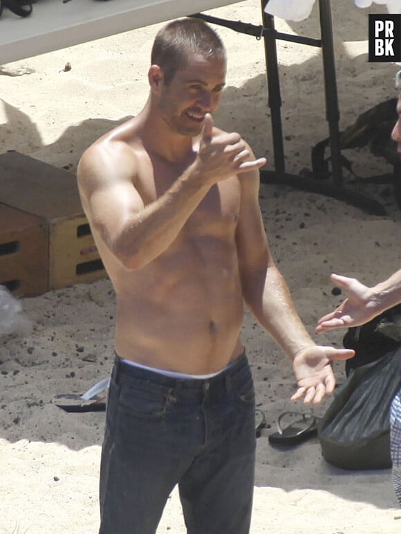 Exclusif - Paul Walker pose lors d'un photoshoot pour le parfum "Davidoff's Cool Water" sur une plage a Hawaii, le 5 septembre 2013.