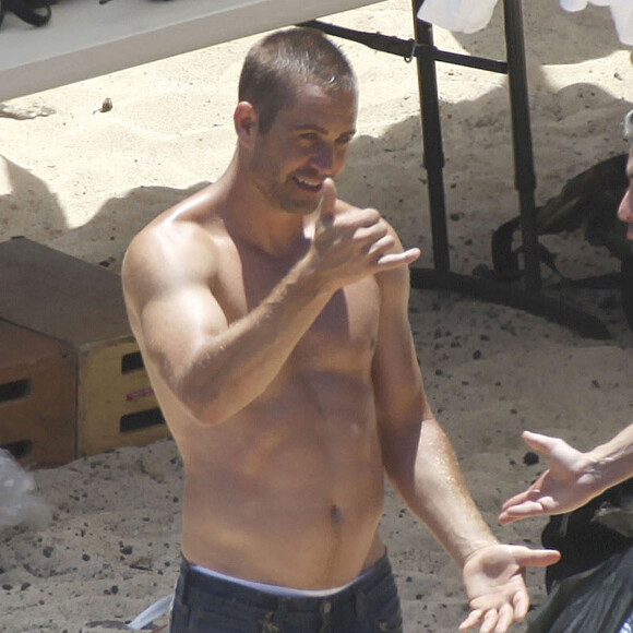 Exclusif - Paul Walker pose lors d'un photoshoot pour le parfum "Davidoff's Cool Water" sur une plage a Hawaii, le 5 septembre 2013.