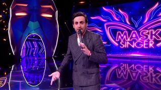 "C'est un vibromasseur" : un membre du jury de Mask Singer 2023 dérape, Camille Combal le recadre sèchement