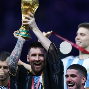 Lionel (Leo) Messi et ses co-équipiers lors de la remise du trophée de la Coupe du Monde 2022 au Qatar (FIFA World Cup Qatar 2022) à l'équipe d'Argentine qui s'est imposée face à la France (3-3 - tab 2-4). L'Argentine remporte sa troisième Coupe du Monde. Doha, le 18 décembre 2022. © William Volcov/Zuma Press/Bestimage 