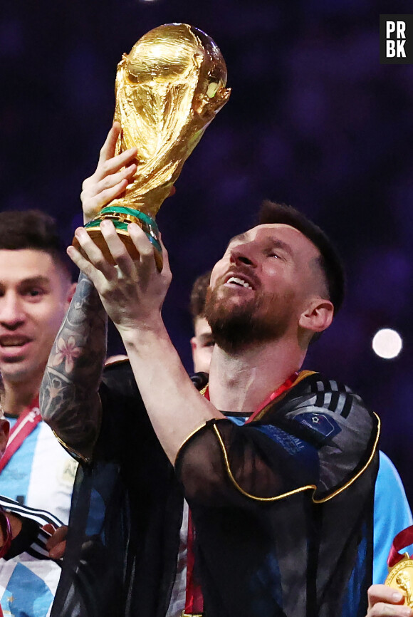 Lionel (Leo) Messi et ses co-équipiers lors de la remise du trophée de la Coupe du Monde 2022 au Qatar (FIFA World Cup Qatar 2022) à l'équipe d'Argentine qui s'est imposée face à la France (3-3 - tab 2-4). L'Argentine remporte sa troisième Coupe du Monde. Doha, le 18 décembre 2022. © David Klein/Sportimage/Cal Sport Media/Zuma Press/Bestimage 