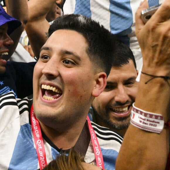 Lionel (Leo) Messi et ses co-équipiers lors de la remise du trophée de la Coupe du Monde 2022 au Qatar (FIFA World Cup Qatar 2022) à l'équipe d'Argentine qui s'est imposée face à la France (3-3 - tab 2-4). L'Argentine remporte sa troisième Coupe du Monde. Doha, le 18 décembre 2022. 