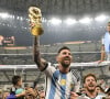 Lionel (Leo) Messi et ses co-équipiers lors de la remise du trophée de la Coupe du Monde 2022 au Qatar (FIFA World Cup Qatar 2022) à l'équipe d'Argentine qui s'est imposée face à la France (3-3 - tab 2-4). L'Argentine remporte sa troisième Coupe du Monde. Doha, le 18 décembre 2022. 