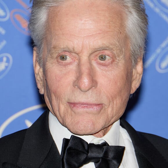 Face à un public attentif, il témoigne, et se réjouit : "Basic Instinct était unique, même pour la France. Voir cette scène de sexe sur le grand écran du Festival du Palais, le plus grand écran que j'aie jamais vu de ma vie, a été un peu écrasant, je pense, pour beaucoup de gens"
Michael Douglas - Photocall du dîner d'ouverture du 76ème Festival International du Film de Cannes, au Carlton. Le 16 mai 2023 © Borde-Jacovides-Moreau / Bestimage  