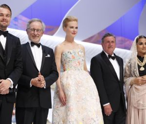 Mais la réalité est peut être moins fantasque. Et ca, on le sait depuis très peu de temps, alors que le film de Spielberg a fêté ses vingt ans. A savoir ? Et bien, le mercenaire de l'usurpation d'identité aurait... Tout inventé. Arrête moi si tu peux serait l'adaptation d'une histoire vraie... Où rien n'est vrai.
Leonardo DiCaprio, Steven Spielberg, Nicole Kidman, Daniel Auteuil et Vidya Balan - Ceremonie d'ouverture du 66eme festival international du film de Cannes. Le 15 mai 2013  