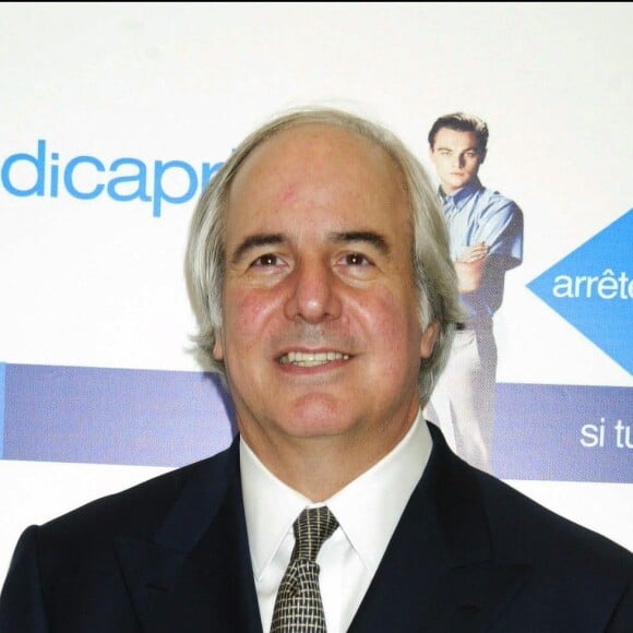 Arrête moi si tu peux, à revoir ce soir sur W9, raconte l'histoire de cet Abagnale Jr., jeune homme prodigieux qui à peine sorti de l'adolescence a fui les autorités, falsifié des chèques en série, usurpé des identités et aligné sans aucun diplôme les métiers glorieux (pilote d'avion, médecin, avocat) tout en étant poursuivi par un agent du FBI bien décidé à... L'arrêter justement, une bonne fois pour toutes.
"FRANK ABAGNALE" 1ERE DE "CATCH ME IF YOU CAN" A L'UGC NORMANDIE "PLAN AMERICAIN" "HOMME" "CRAVATE"