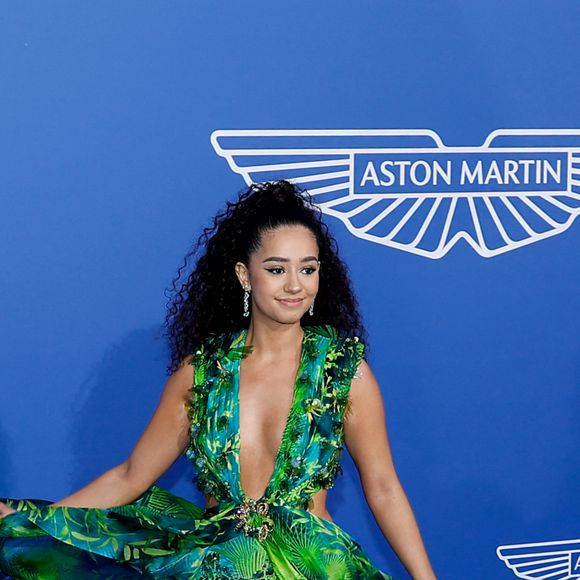 Léna Mahfouf, plus connue sous le nom de Léna Situations, a répondu présente pour fouler le tapis rouge du Festival de Cannes.
Léna Mahfouf (Léna Situations) porte la robe Versace emblématique de Jennifer Lopez - Lena Mahfouf (Lena Situations) - Photocall du gala de l’AmFar 2023 à l’Hôtel du Cap-Eden-Roc, Antibes, lors du 76ème Festival International du Film de Cannes. Le 25 mai 2023. © Moreau-Jacovides / Bestimage 
