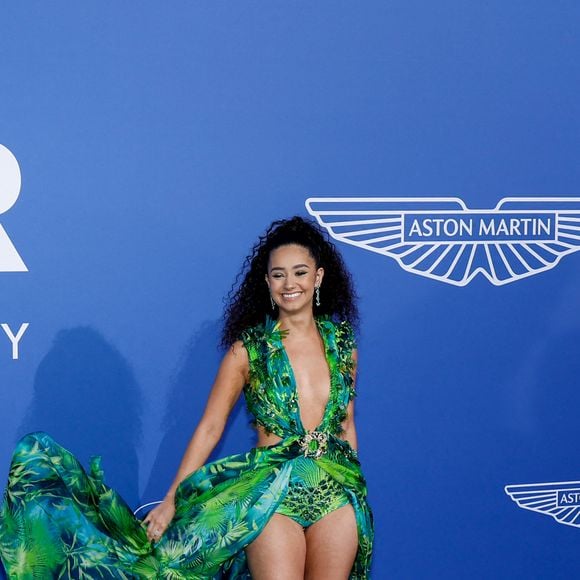 Les critiques, Léna Situations s’en fiche.
Léna Mahfouf (Léna Situations) porte la robe Versace emblématique de Jennifer Lopez - Léna Mahfouf (Léna Situations) - Photocall du gala de l’AmFar 2023 à l’Hôtel du Cap-Eden-Roc, Antibes, lors du 76ème Festival International du Film de Cannes. Le 25 mai 2023. © Moreau-Jacovides / Bestimage 