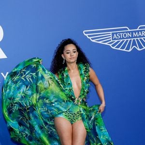 Léna Situations a osé enfiler cette robe Versace portée par la célèbre chanteuse lors de la cérémonie des Grammy Awards en 2000.
Léna Mahfouf (Léna Situations) porte la robe Versace emblématique de Jennifer Lopez - Léna Mahfouf (Léna Situations) - Photocall du gala de l’AmFar 2023 à l’Hôtel du Cap-Eden-Roc, Antibes, lors du 76ème Festival International du Film de Cannes. Le 25 mai 2023. © Moreau-Jacovides / Bestimage 