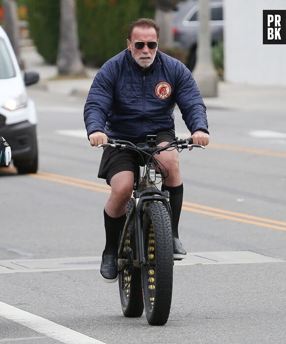 Arnold Schwarzenegger et sa compagne Heather Milligan font une balade matinale à vélo à Santa Monica, États-Unis le 26 Mai 2023.