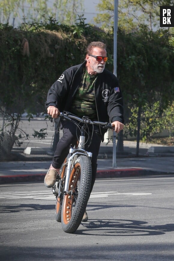 Exclusif - Arnold Schwarzenegger fait du vélo dans les rues de Los Angeles le 24 mai 2023.