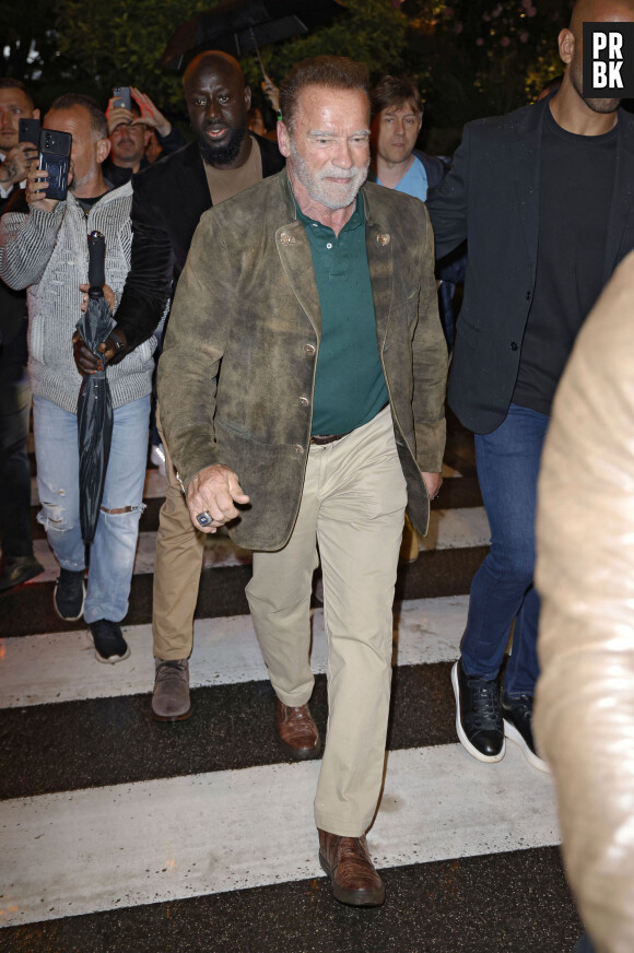 Arnold Schwarzenegger arrive à l'hôtel "Martinez" lors du 76ème Festival International du Film de Cannes, le 17 mai 2023.