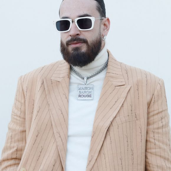 Le rappeur SCH - Les célébrités au photocall du défilé Jacquemus pour la présentatation de la toute dernière collection “Le Raphia” au Bourget, Seine-Saint-Denis (93), France, le 12 décembre 2022. Habitué à ne pas suivre le calendrier de la Fashion Week de Paris, le designer a présenté sa toute dernière collection “Le Raphia” avec l'une une de ses couleurs favorites : le beige. © Veeren-Clovis/Bestimage  Celebs attend "Le Raphia" Jacquemus show in Le Bourget, France, on December 12, 2022. 