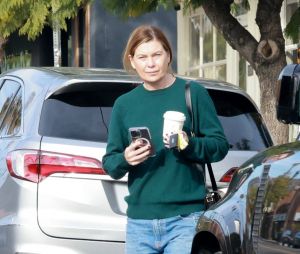 Exclusif - Ellen Pompeo est allée chercher un café à emporter à Los Angeles, le 16 décembre 2022.