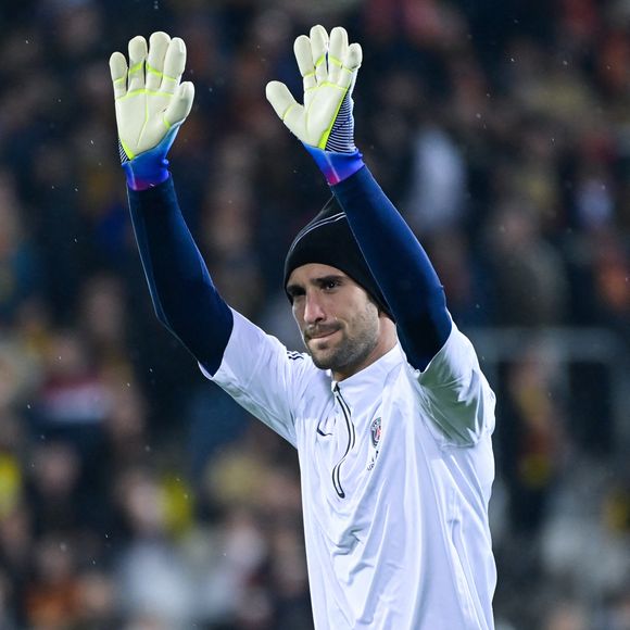 Echauffement - Sergio Rico - Match de Ligue 1 Uber Eats "Lens contre le PSG" (3-1) au Stade Bollaert-Delelis à Lens le 1er janvier 2023.