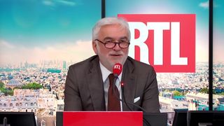 "Je cours tout nu dans Paris..." : Pascal Praud se lance dans un pari fou puis se dégonfle, Julien Courbet l'affiche