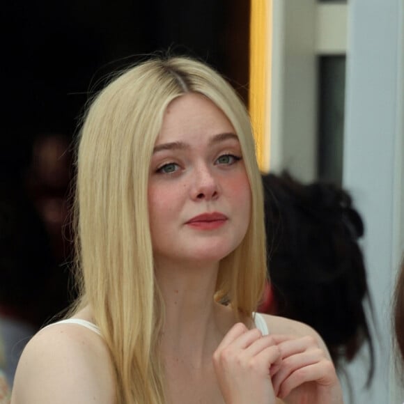 Dans les pages du dernier numéro de Hollywood Reporter, l'interprète remarquée de Somewhere et The Neon Demon balance : "Quand j'avais 16 ans, quelqu'un a dit : "Oh, elle n'a pas été prise dans cette comédie sur un père et sa fille car elle n'est pas baisable".  
Elle Fanning se promène sur la croisette lors du 76ème Festival International du Film de Cannes, le 19 mai 2023.