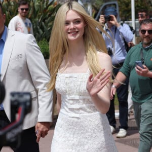 Elle Fanning se promène sur la croisette lors du 76ème Festival International du Film de Cannes, le 19 mai 2023.