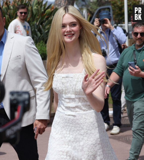 Elle Fanning se promène sur la croisette lors du 76ème Festival International du Film de Cannes, le 19 mai 2023.