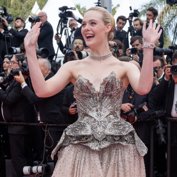 Oui oui, tu as bien lu, à seize ans. Elle ajoute : "c'est tellement dégoûtant".
Elle Fanning - Montée des marches du film « Jeanne du Barry » pour la cérémonie d’ouverture du 76ème Festival International du Film de Cannes, au Palais des Festivals à Cannes. Le 16 mai 2023 © Olivier Borde / Bestimage