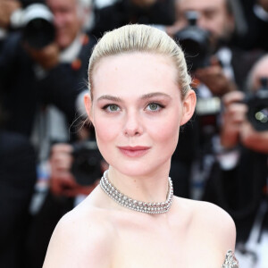 Elle Fanning à la montée des marches de "Jeanne du Barry" lors du 76ème Festival International du Film de Cannes, le 16 mai 2023.