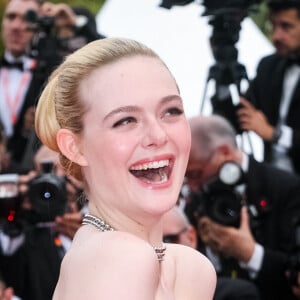 Elle Fanning à la montée des marches de "Jeanne du Barry" lors du 76ème Festival International du Film de Cannes, le 16 mai 2023.