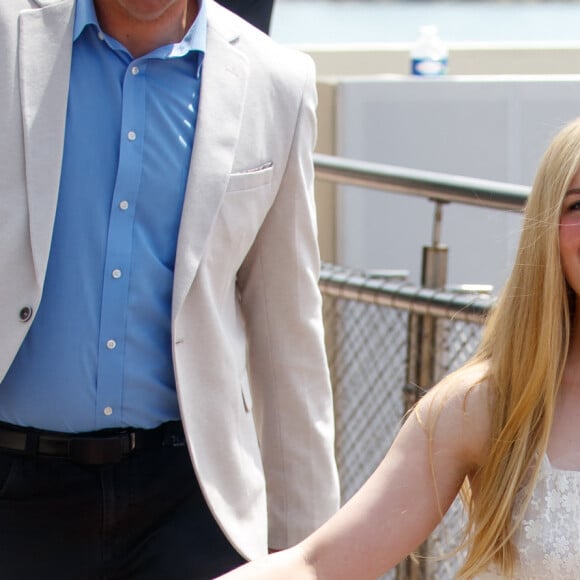 Elle Fanning se promène sur la croisette lors du 76ème Festival International du Film de Cannes, le 18 mai 2023.