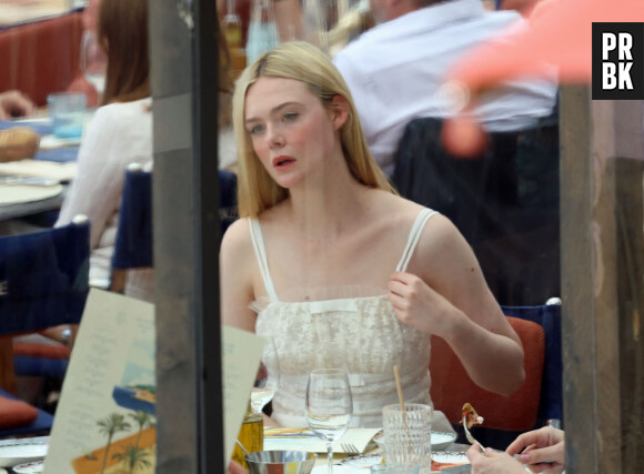 Elle Fanning se promène sur la croisette lors du 76ème Festival International du Film de Cannes, le 19 mai 2023.