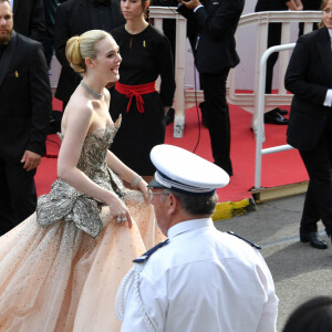 Elle Fanning à la montée des marches de "Jeanne du Barry" lors du 76ème Festival International du Film de Cannes, le 16 mai 2023.