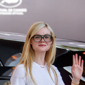 Elle Fanning arrive à l'hôtel "Martinez" lors du 76ème Festival International du Film de Cannes, le 15 mai 2023.