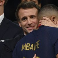 &quot;Il a que ça à foutre ?&quot; : Emmanuel Macron veut &quot;pousser&quot; Kylian Mbappé à rester au PSG et ça gonfle plus d&#039;un internaute