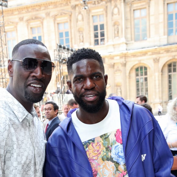 Omar Sy et Samuel Umtiti lors du défilé de mode Homme printemps-été 2023 Louis Vuitton dans la cour Carrée du Louvre à Paris, France, le 23 juin 2022. © Bertrand Rindoff/Bestimage 