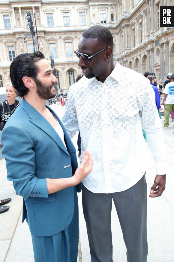 Tahar Rahim et Omar Sy lors du défilé de mode Homme printemps-été 2023 Louis Vuitton dans la cour Carrée du Louvre à Paris, France, le 23 juin 2022. © Bertrand Rindoff/Bestimage 
